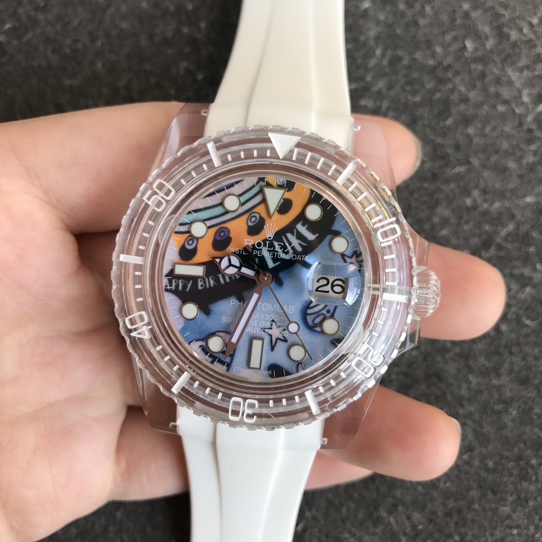 GR-Factory 2021新款?PHANTOMLAB&ROLEX联名力作水晶系列腕表来袭！颠覆传统概念！
采用PMMA水晶材质！顶配3135蓝游丝机芯！市场最好的泰国进口橡胶表带，永不变黄（下单即送同材质半透明表带一副）与原版一致的精磨表扣，整表冰蓝夜光，无卡度旋转圈口，区别于市场货，更加晶莹通透！历时数月追求细节之美，天马行空之作，释放与众不同的魅力！
GR匠心传承，专注优品！