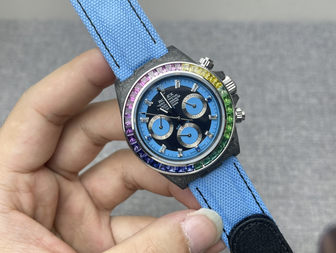 【DIW Factory新力作】劳力士Rolex ?Rainbow彩虹圈迪通拿强势来袭！
1⃣️Diw的创造力与工艺，独一无二的Carbon碳纤维轻盈与彩虹颜色呼应！
2⃣️搭载进口7750计时机芯！
3⃣️通透性增加50%的蓝宝石镜面！
4⃣️柔软贴手魔术贴带表带！
DIW诚意之作 今年最流行最潮的女神腕表！欢迎女神品鉴，现下单送胶带扣！
