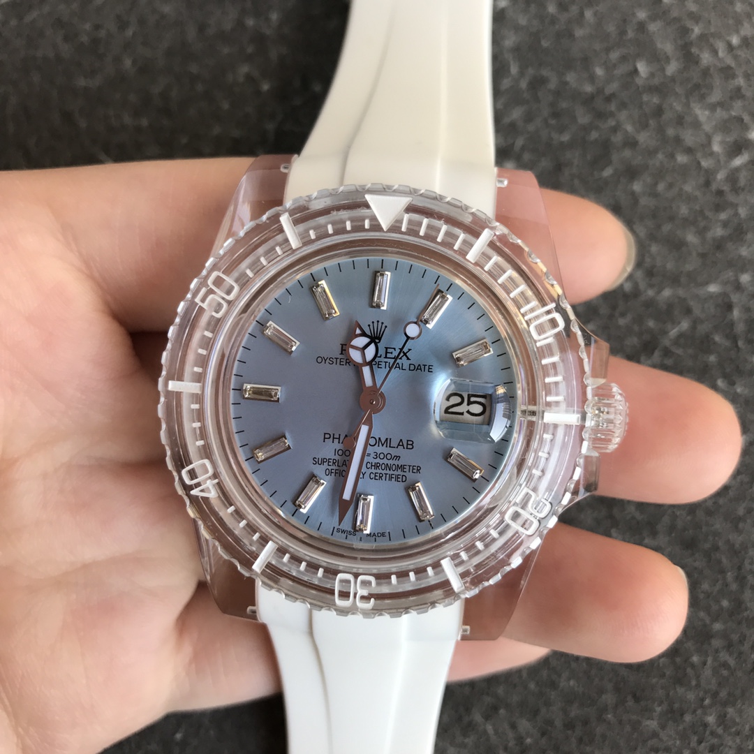 GR-Factory 2021新款?PHANTOMLAB&ROLEX联名力作水晶系列腕表来袭！颠覆传统概念！
采用PMMA水晶材质！顶配3135蓝游丝机芯！市场最好的泰国进口橡胶表带，永不变黄（下单即送同材质半透明表带一副）与原版一致的精磨表扣，整表冰蓝夜光，无卡度旋转圈口，区别于市场货，更加晶莹通透！历时数月追求细节之美，天马行空之作，释放与众不同的魅力！
GR匠心传承，专注优品！