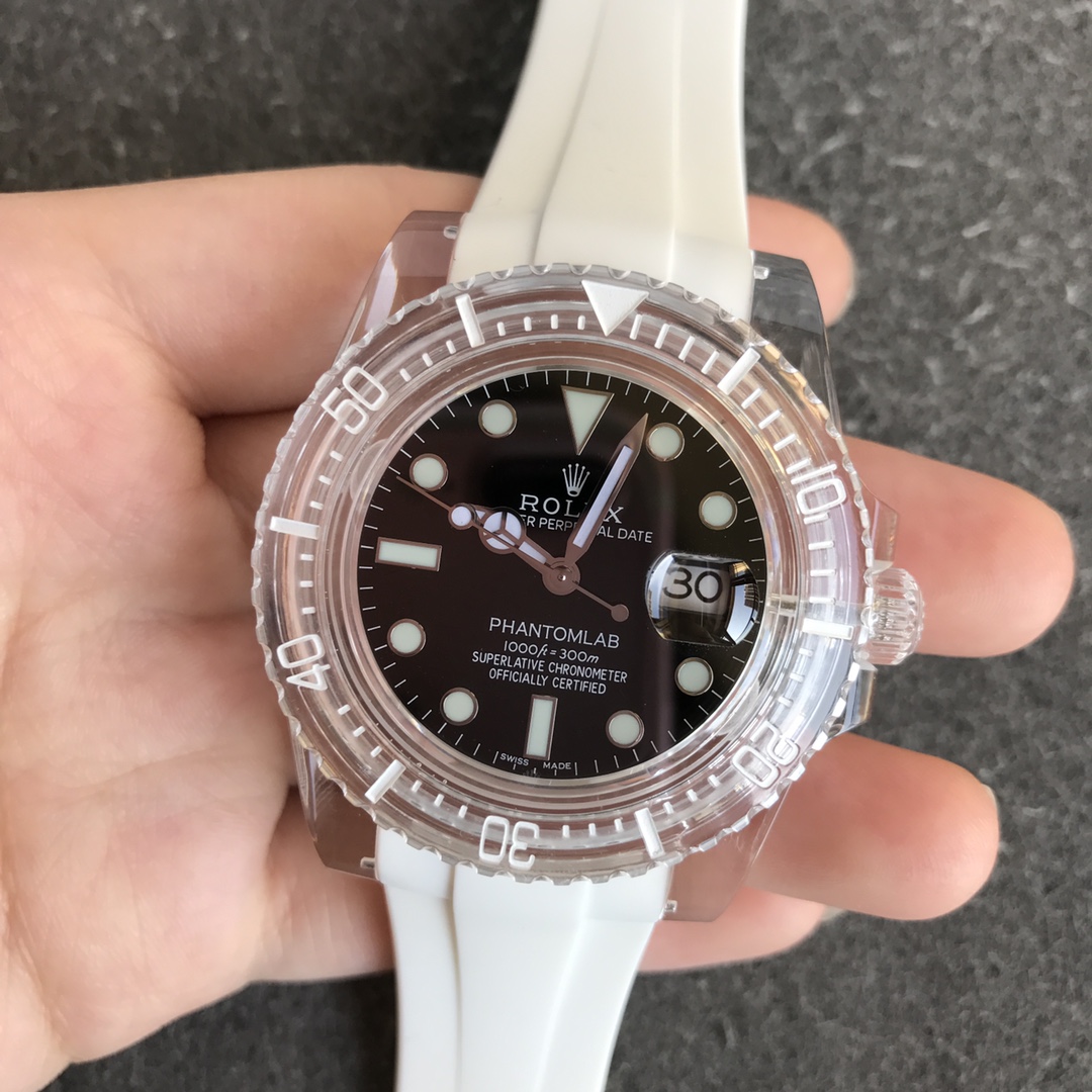 GR-Factory 2021新款?PHANTOMLAB&ROLEX联名力作水晶系列腕表来袭！颠覆传统概念！
采用PMMA水晶材质！顶配3135蓝游丝机芯！市场最好的泰国进口橡胶表带，永不变黄（下单即送同材质半透明表带一副）与原版一致的精磨表扣，整表冰蓝夜光，无卡度旋转圈口，区别于市场货，更加晶莹通透！历时数月追求细节之美，天马行空之作，释放与众不同的魅力！
GR匠心传承，专注优品！
